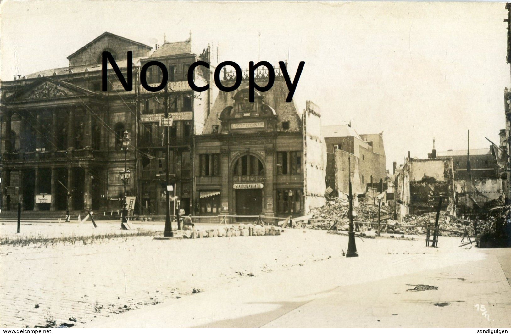 CARTE PHOTO ALLEMANDE  - LA PLACE EN RUINES A SAINT QUENTIN AISNE - GUERRE 1914 1918 - War 1914-18