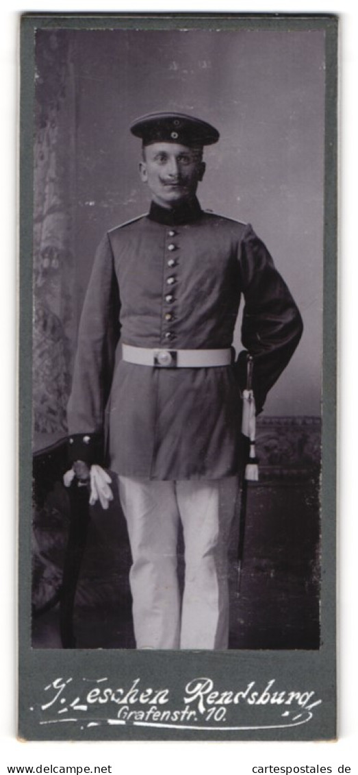 Fotografie J. Leschen, Rendsburg, Grafenstrasse 10, Soldat Mit Schnauzer In Uniform Mit Bajonett Und Portepee  - Anonyme Personen