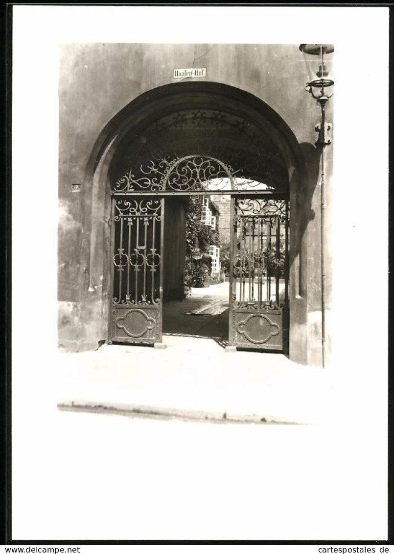 Fotografie Walter Wasssner, Lübeck, Ansicht Lübeck, Torbogen Zum Haafen-Hof Mit Eisentor  - Places