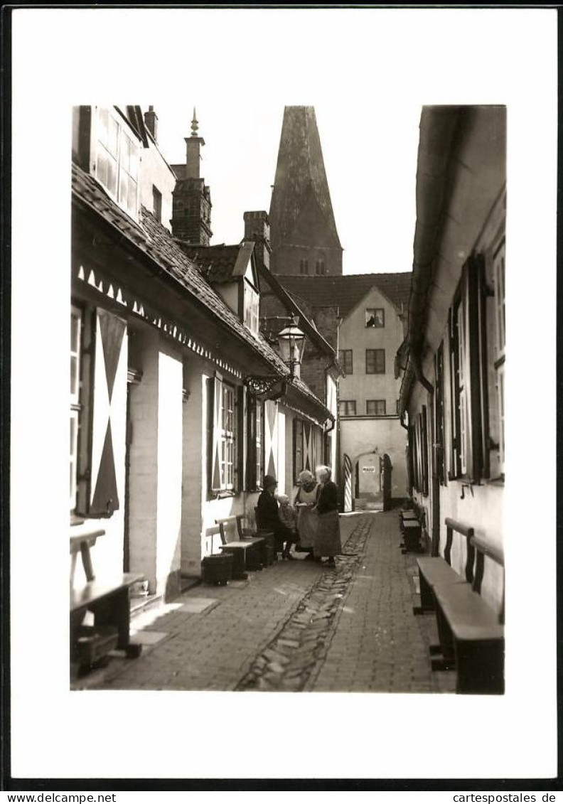 Fotografie Walter Wasssner, Lübeck, Ansicht Lübeck, Gasse Mit Kirchturm Im Hintergrund  - Lugares