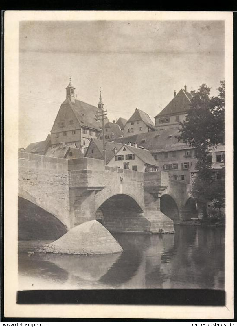 Fotografie Unbekannter Fotograf, Ansicht Bergheim, Stadtansicht Vom Ufer Neben Einer Brücke  - Lieux