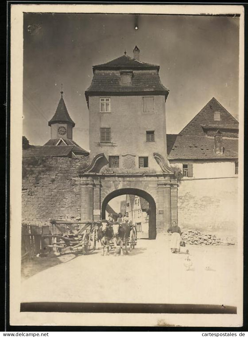 Fotografie Unbekannter Fotograf, Ansicht Bergheim, Ochsenkarren Am Stadttor Mit Stadtmauer  - Lieux