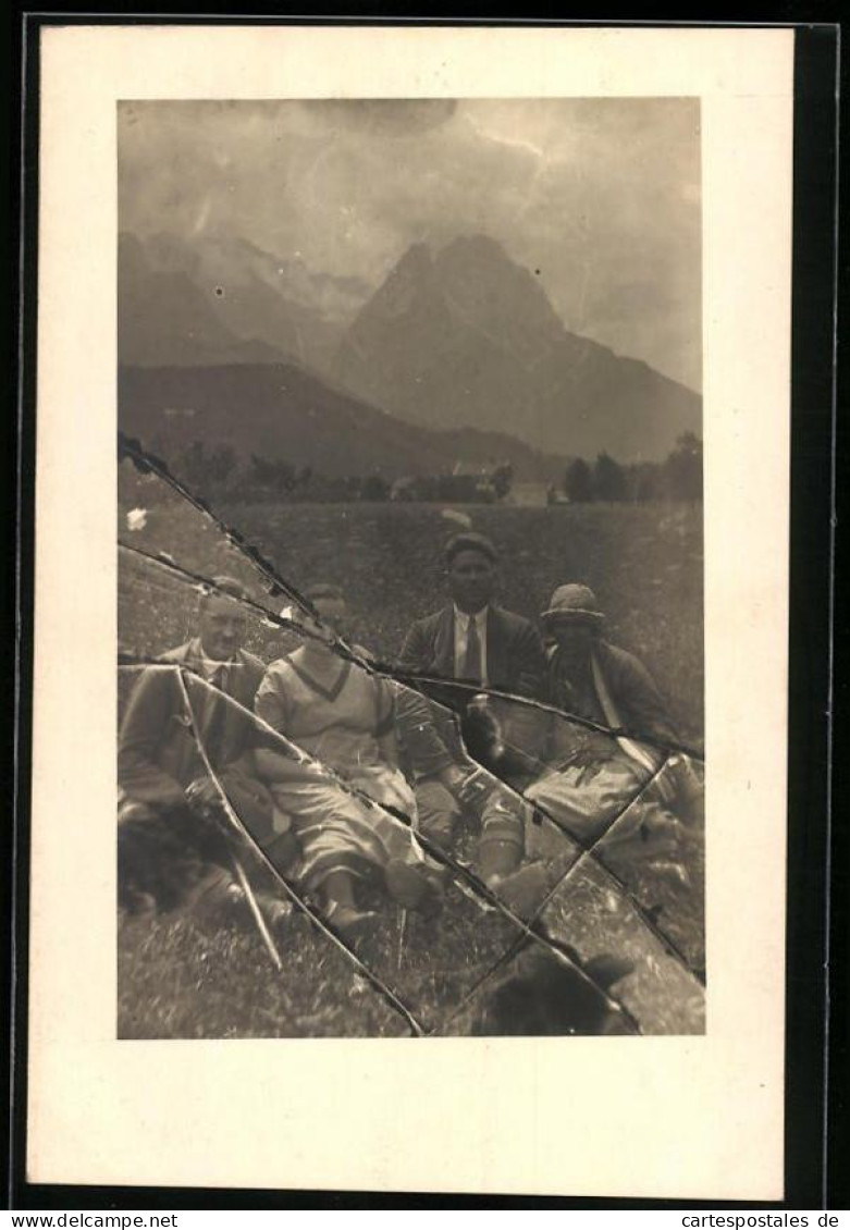 Fotografie Paare Auf Einer Almwiese Vor Gebirgspanorama, Entwicklung Nach Gebrochener Fotoplatte  - Sonstige & Ohne Zuordnung