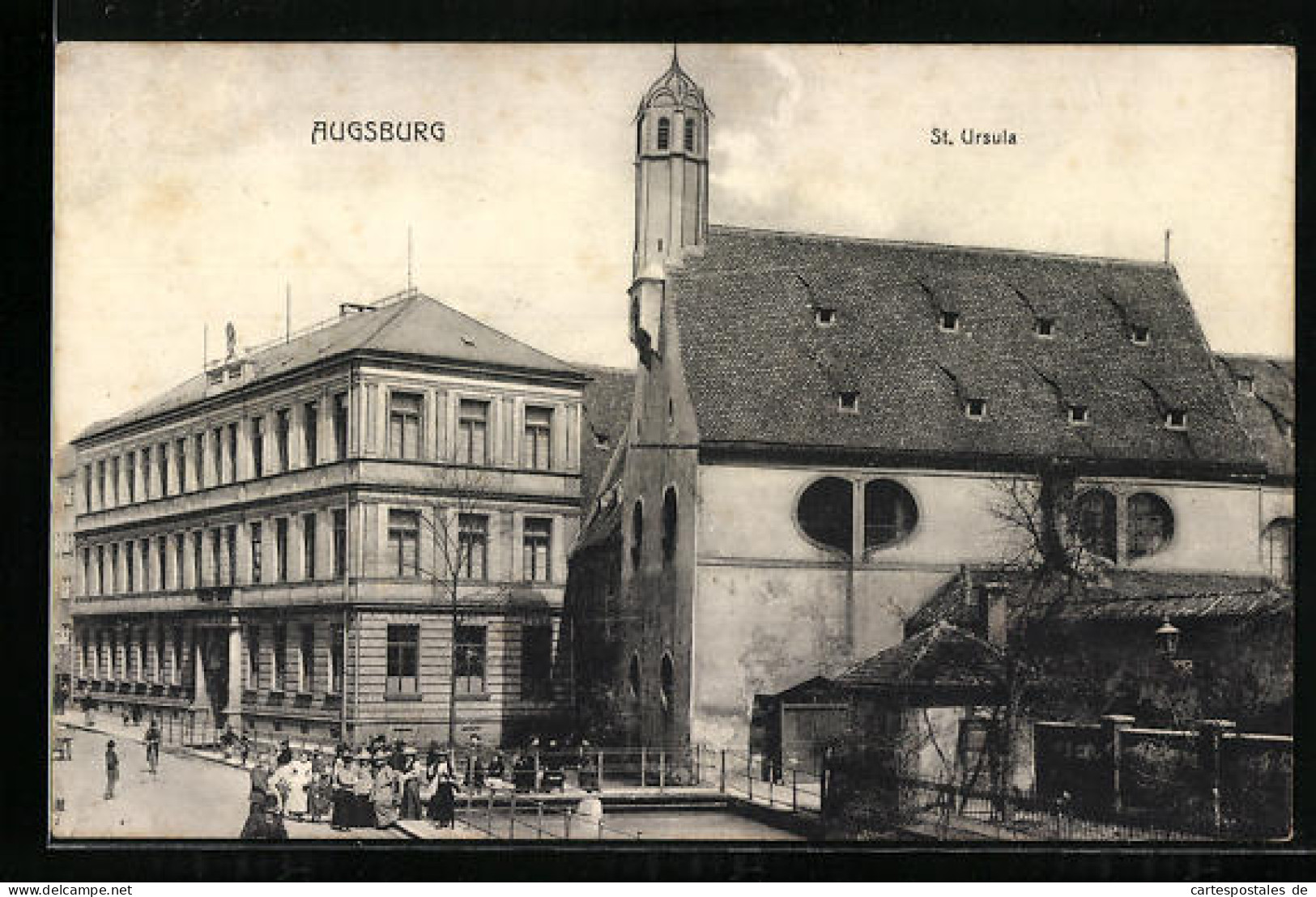 AK Augsburg, Ortspartie Mit Passantengruppe Vor Der Kirche St. Ursula  - Augsburg