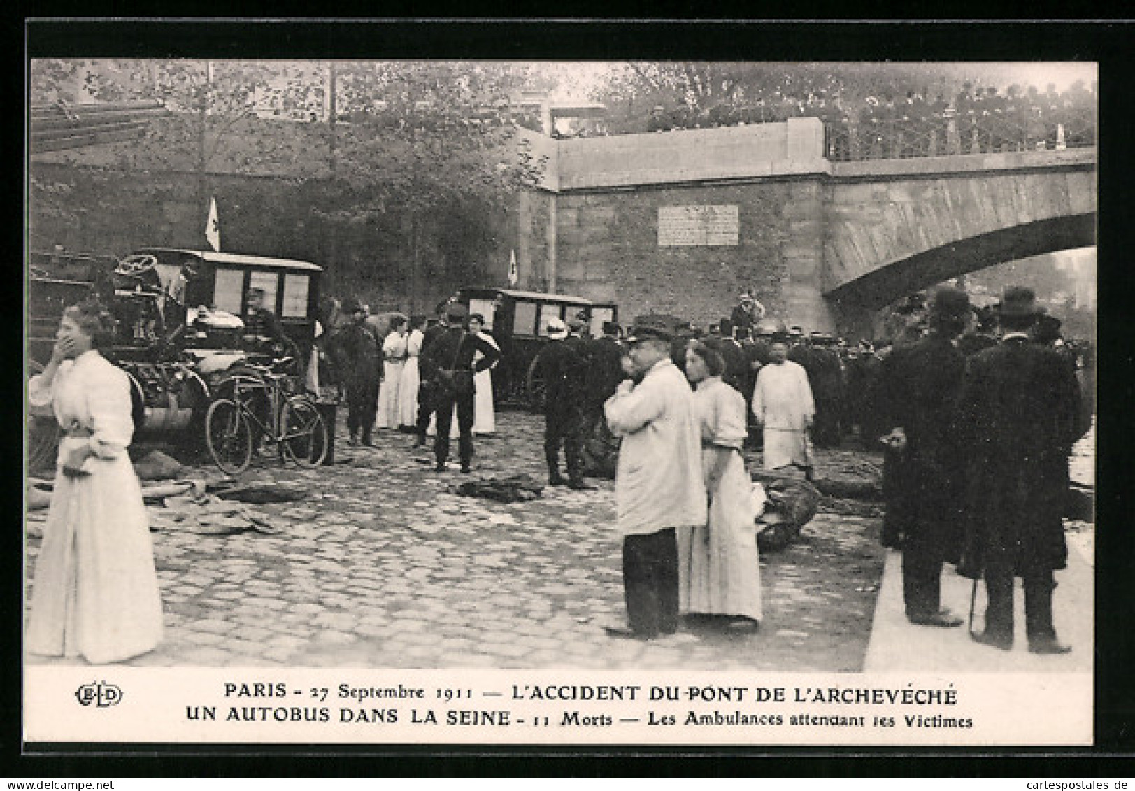 AK Paris - 17 Septembre 1911 - L`Accident Du Pont De L`Archevèchè Un Autobus Dans La Seine - Les Ambulances Attendant  - Busse & Reisebusse