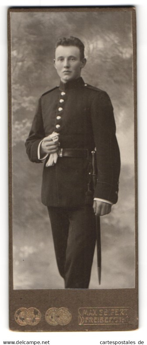 Fotografie Max Seifert, Freiberg I.B., Poststrasse 11, Junger Soldat In Uniform Mit Bajonett  - Anonyme Personen