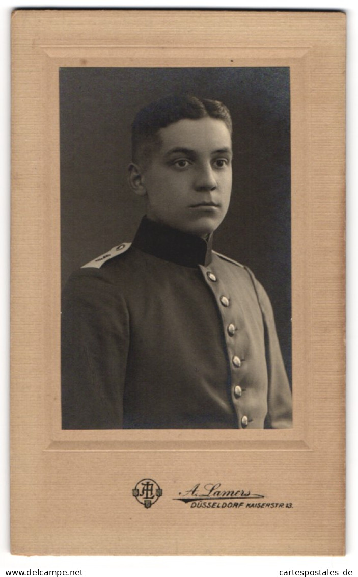 Fotografie A. Lamers, Düsseldorf, Kaiserstrasse 13, Junger Soldat Des IR 3 In Uniform  - Anonyme Personen