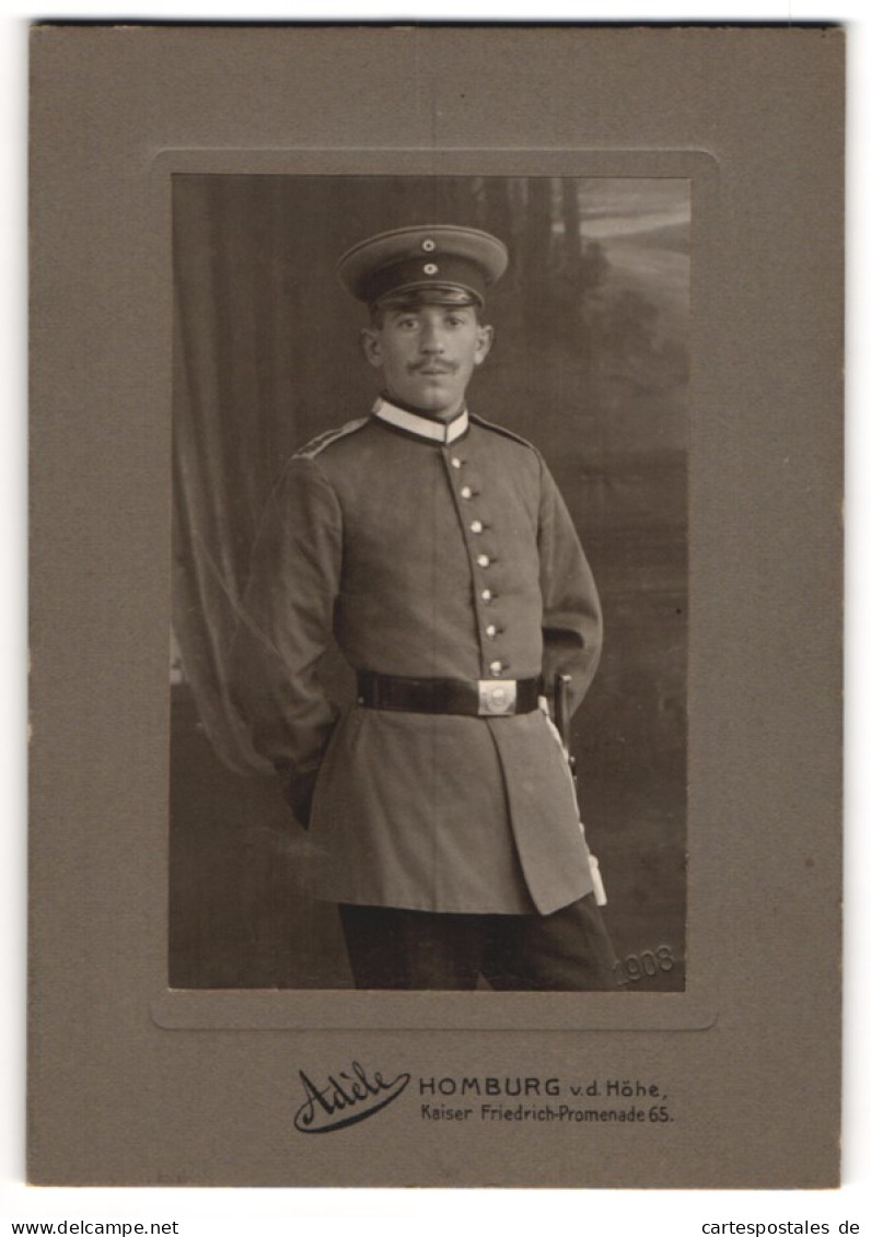 Fotografie Adele, Homburg V.d. Höhe, Kaiser Friedrich-Promenade 65, Soldat Mit Schirmmütze Und Bajonett In Uniform  - Anonyme Personen