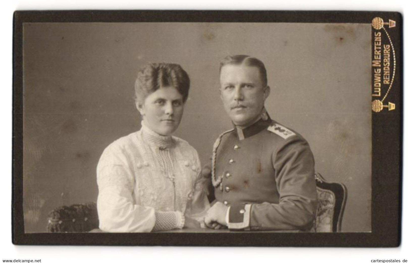 Fotografie Ludwig Mertens, Rendsburg, Am Gymnasium, Uffz. Des IR 45 In Uniform Mit Seiner Gemahlin  - Anonyme Personen