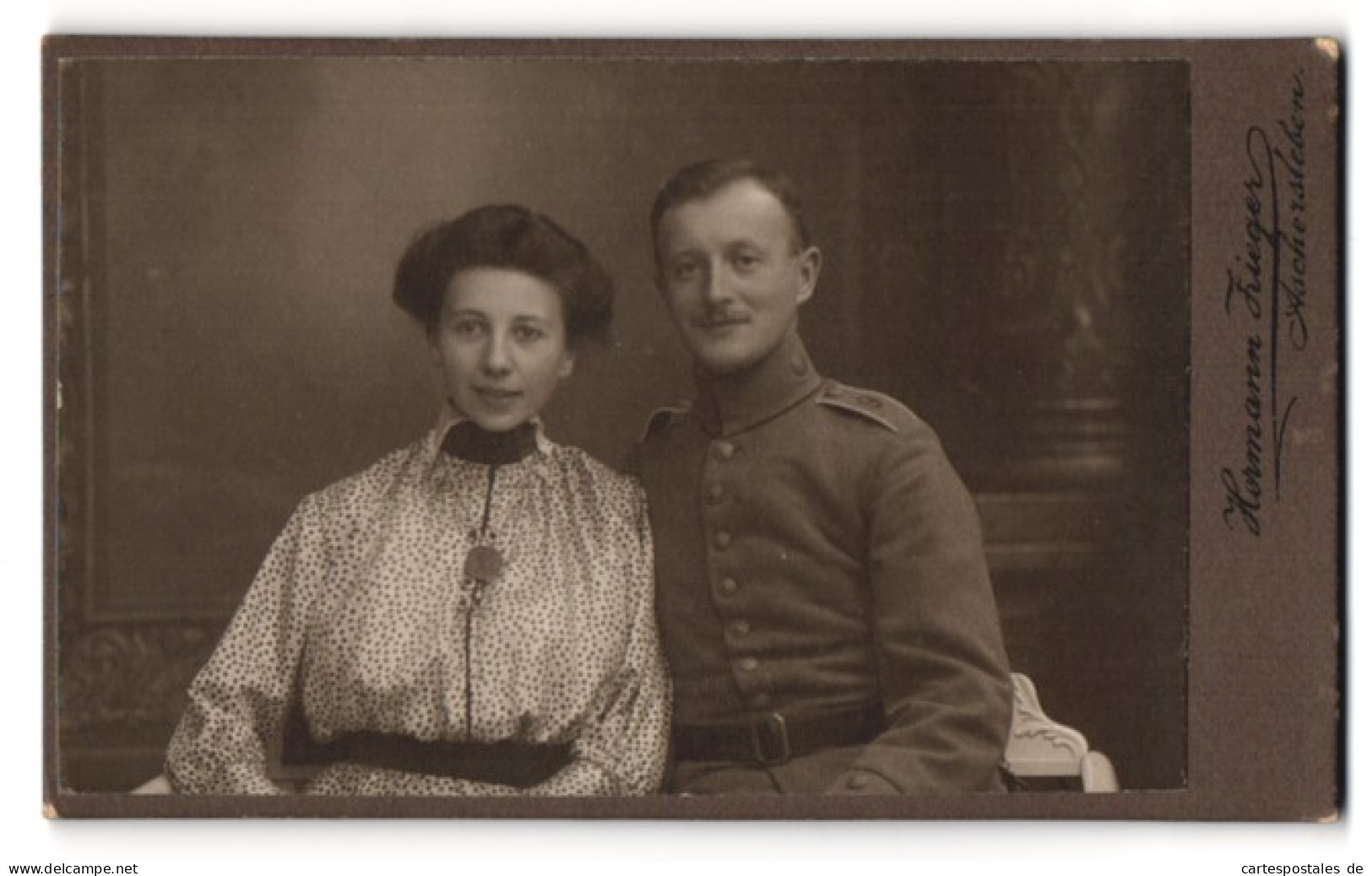 Fotografie Hermann Zieger, Aschersleben, Breite Strasse 272, Soldat In Uniform Mit Seiner Gattin, IR 9  - Anonieme Personen