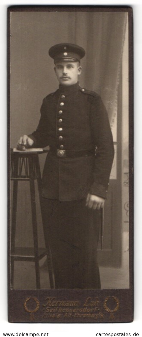 Fotografie Hermann Luh, Seifhennersdorf, Junger Soldat In Uniform Mit Schirmmütze  - Anonieme Personen