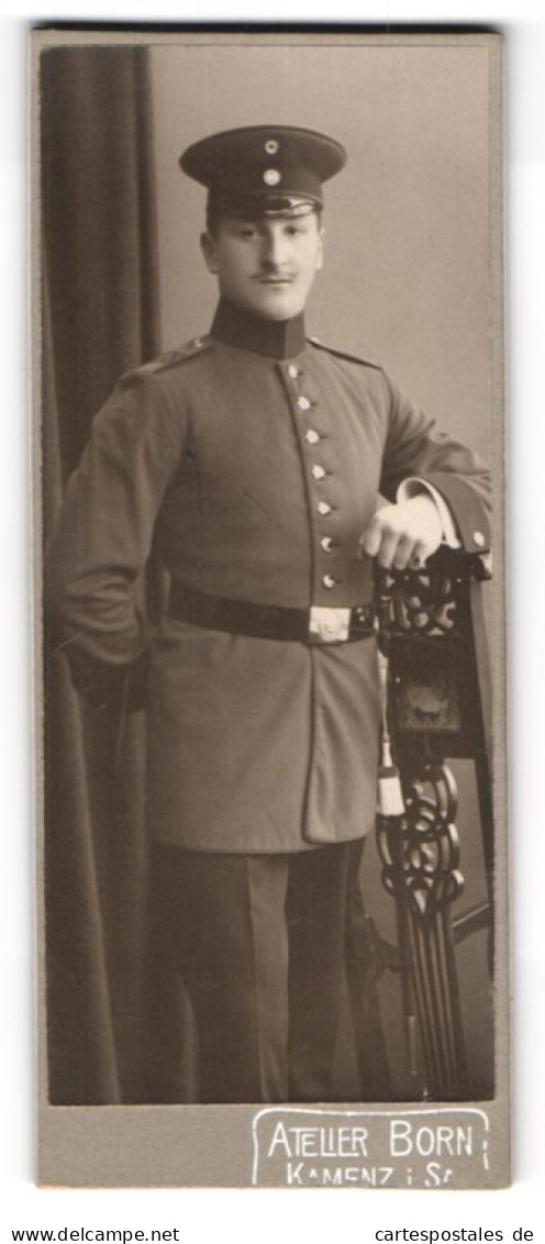 Fotografie Atelier Born, Kamenz I.Sa., Junger Soldat In Uniform Mit Schirmmütze, IR 108  - Anonyme Personen