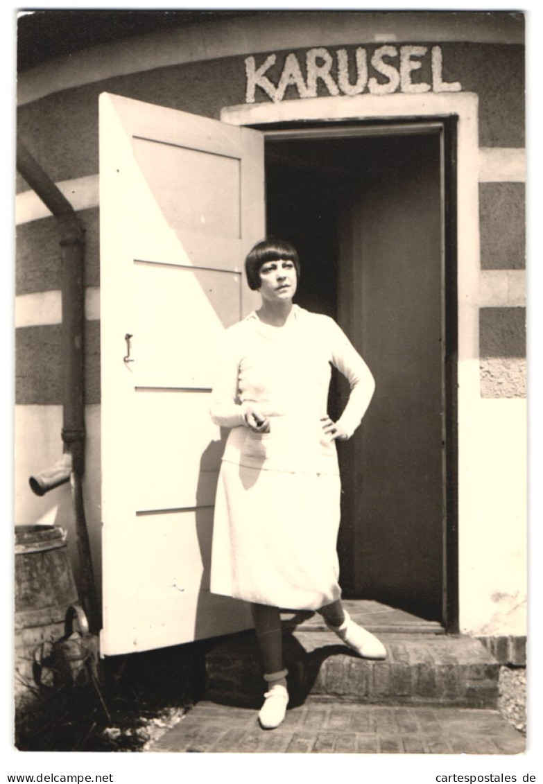 Fotografie Ebel-Löffler, Vitte / Hiddensee, Schauspielerin Asta Nielsen Vor Ihrem Haus Karusel In Vitte / Hiddensee  - Célébrités