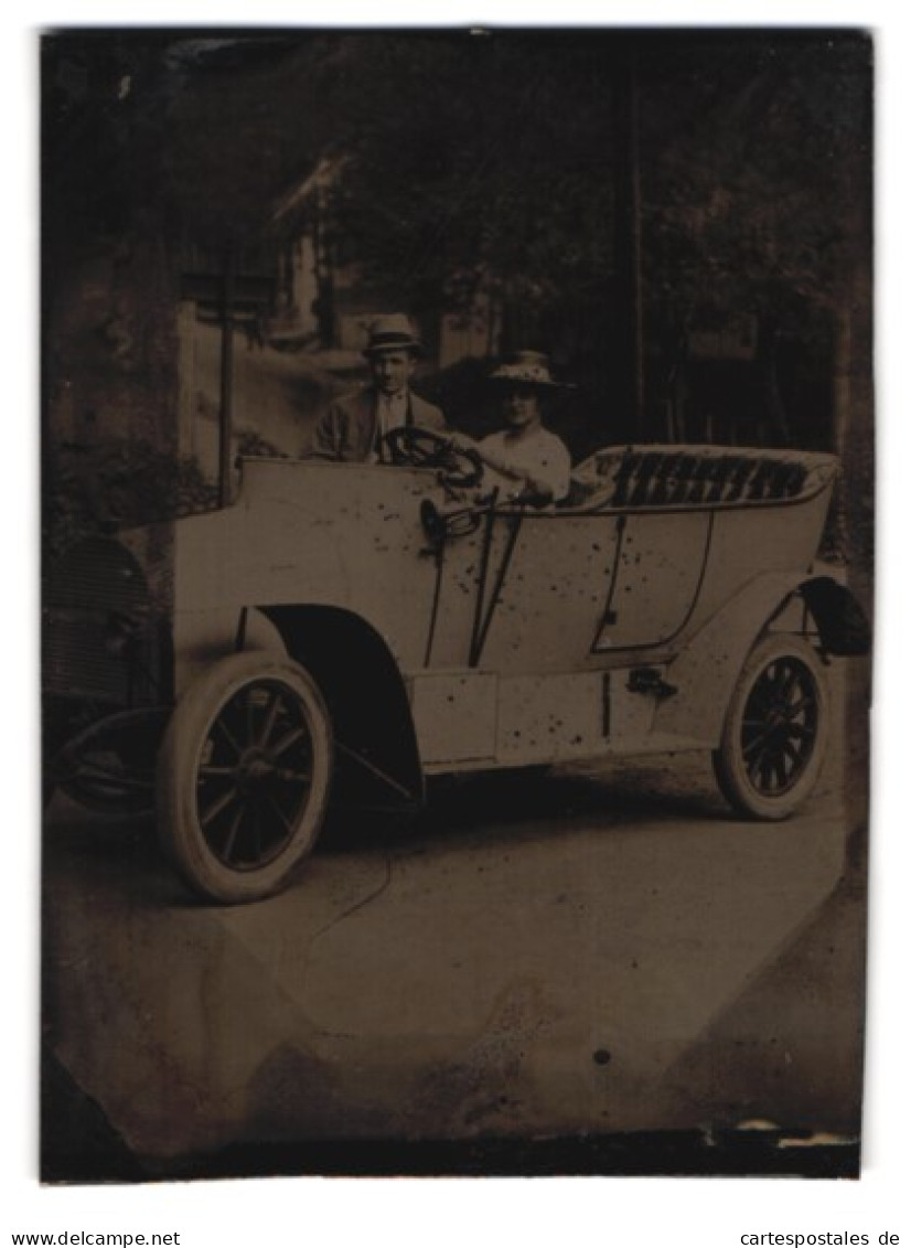 Fotografie Ferrotypie Junges Paar In Einem Auto Mit Handhupe, Studiokulisse  - Anonieme Personen