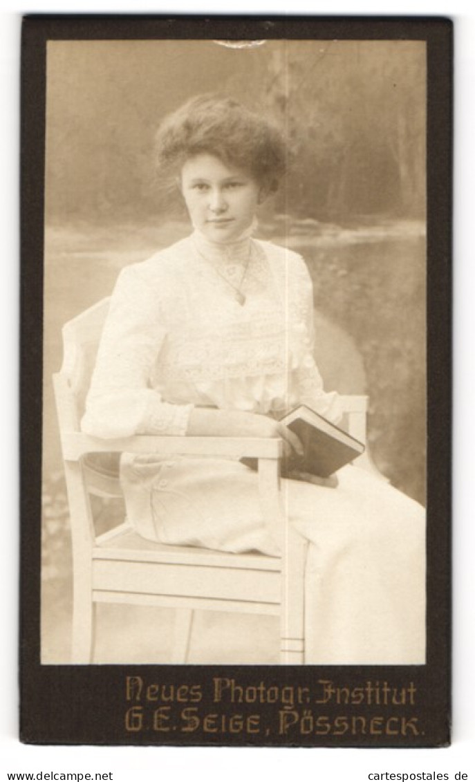 Fotografie G. E. Seige, Pössneck I. Th., Junge Frau Else Sagt Im Weissen Kleid Mit Buch  - Anonieme Personen