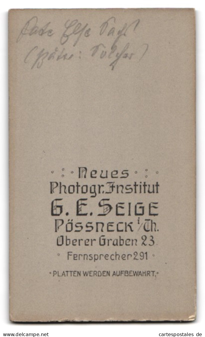 Fotografie G. E. Seige, Pössneck I. Th., Junge Frau Else Sagt Im Weissen Kleid Mit Buch  - Anonieme Personen