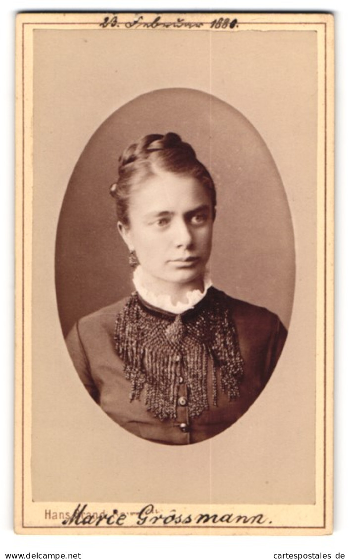 Fotografie Hans Brand, Bayreuth, Rennweg 249, Junge Dame Marie Grossmann Im Kleid Mit Collier, 1880  - Anonieme Personen
