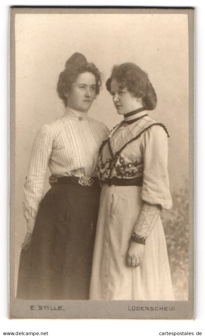 Fotografie E. Stille, Lüdenscheid, Jung Frau Suse König Mit Ihrer Schwester, 1902  - Personnes Anonymes