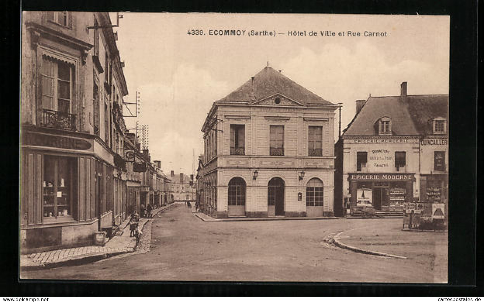 CPA Ecommoy, Hôtel De Ville Et Rue Carnot  - Ecommoy
