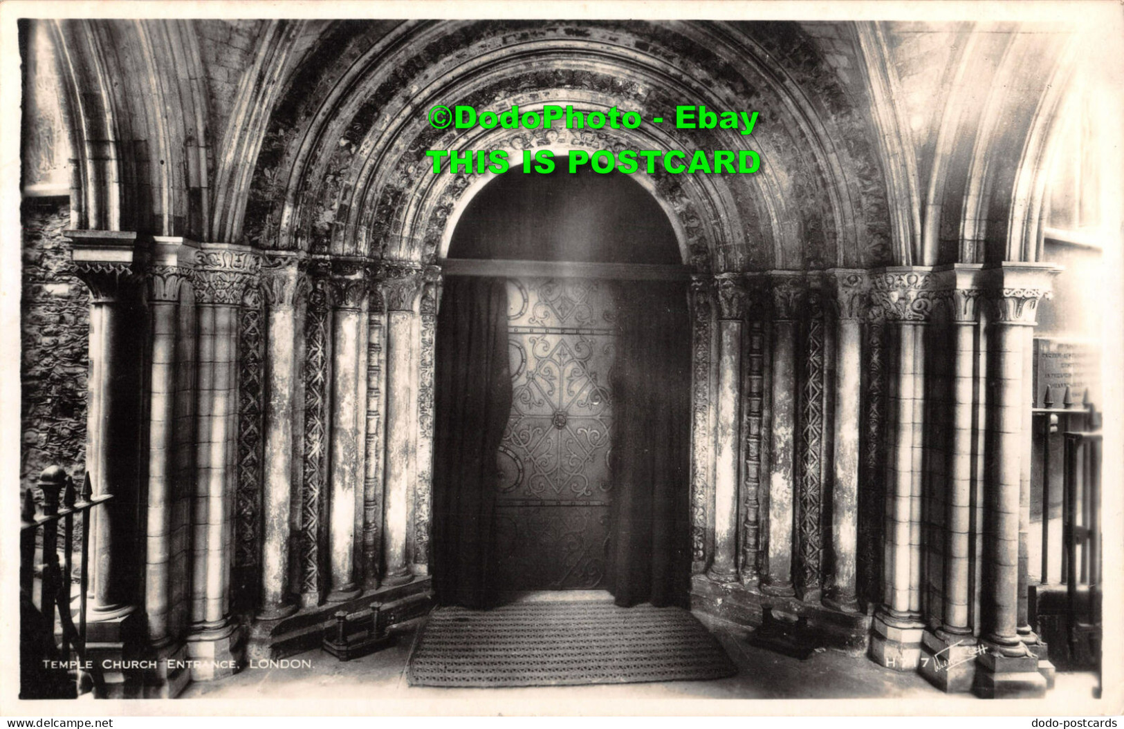 R354534 Temple Church Entrance London. H. 717. Walter Scott. RP - Andere & Zonder Classificatie