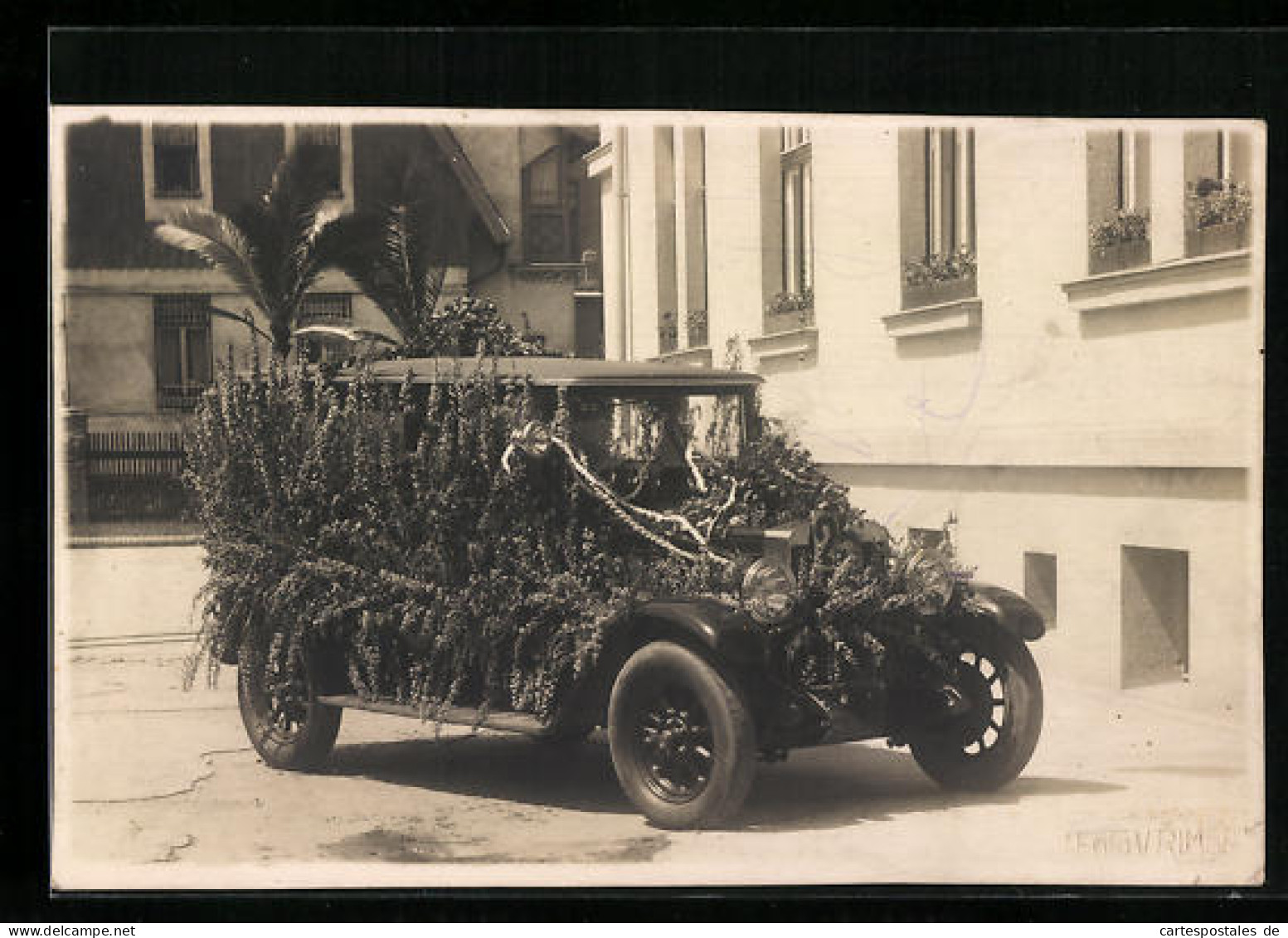 Foto-AK Fiat Mit Blumenschmuck Steht Vor Einem Haus  - Voitures De Tourisme