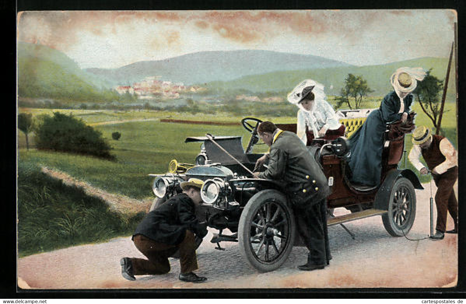 AK Herren Und Damen An Einem Stehengebliebenen Auto  - Passenger Cars