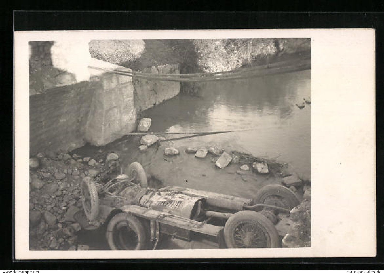 Foto-AK Rennauto An Einem Ufer  - Voitures De Tourisme