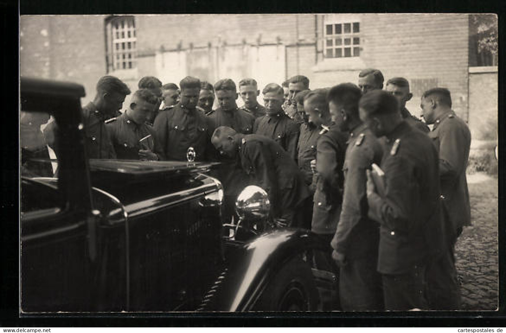 Foto-AK Auto Mit Soldaten In Uniform An Der Grenze  - Passenger Cars