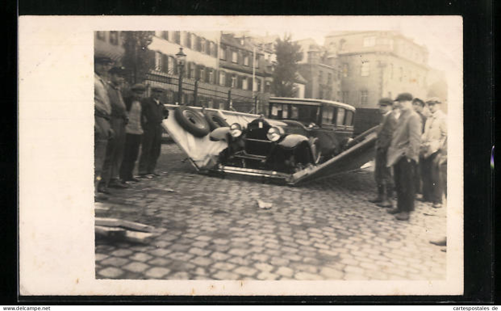 Foto-AK Auto Auf Der Strasse, Daneben Gruppe Von Männern  - Passenger Cars