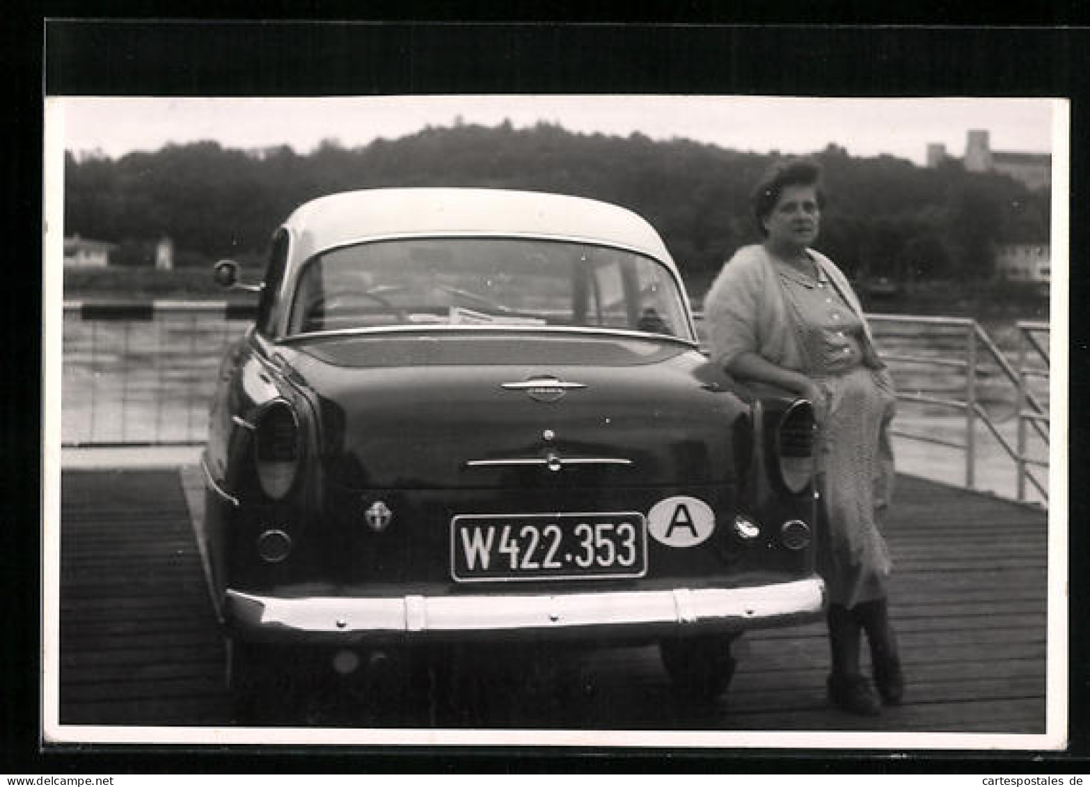 Foto-AK Opel Auto, Kfz-Kennzeichen W422-353, Daneben Die Besitzerin  - Passenger Cars