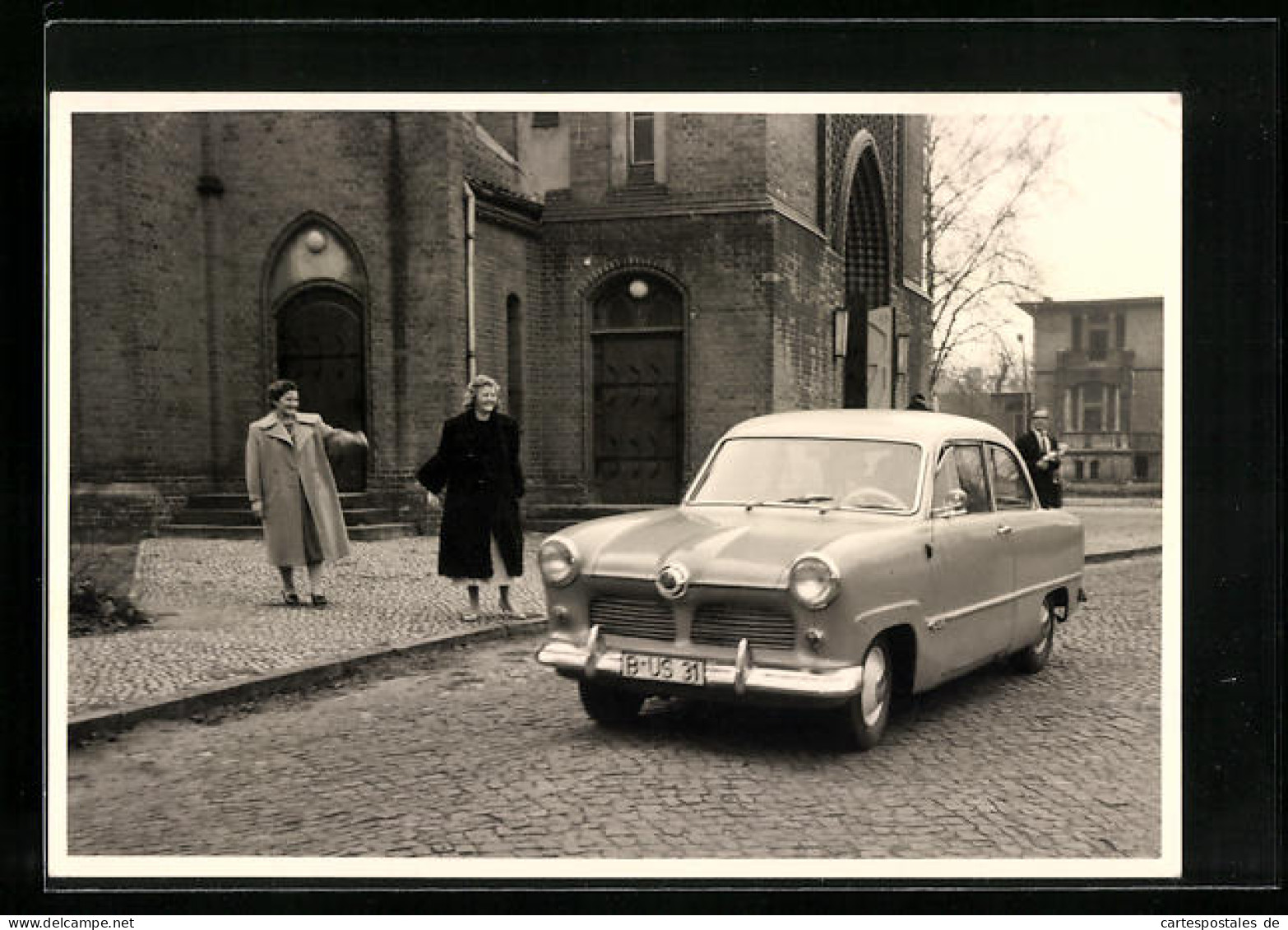 Foto-AK Ford-G 13 Und Zwei Junge Damen Vor Einer Kirche  - Passenger Cars