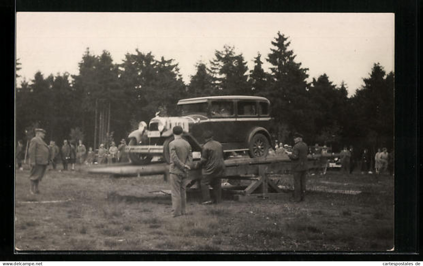 Foto-AK Auto Auf Einer Rampe Im Wald, Mit Publikum  - PKW