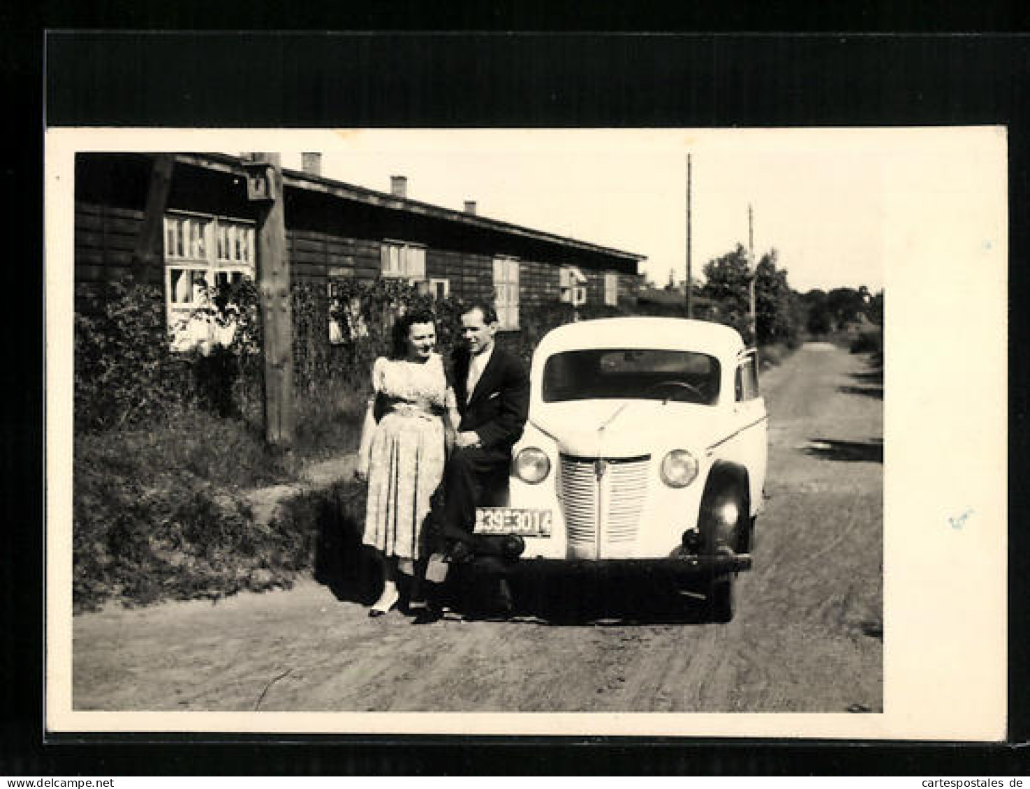 Foto-AK Auto Opel Mit Besitzerpaar Vor Einer Baracke  - Passenger Cars