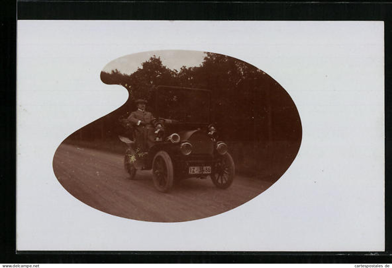 Foto-AK Auto Mit Fahrer Am Lenkrad Auf Einer Strasse  - Voitures De Tourisme