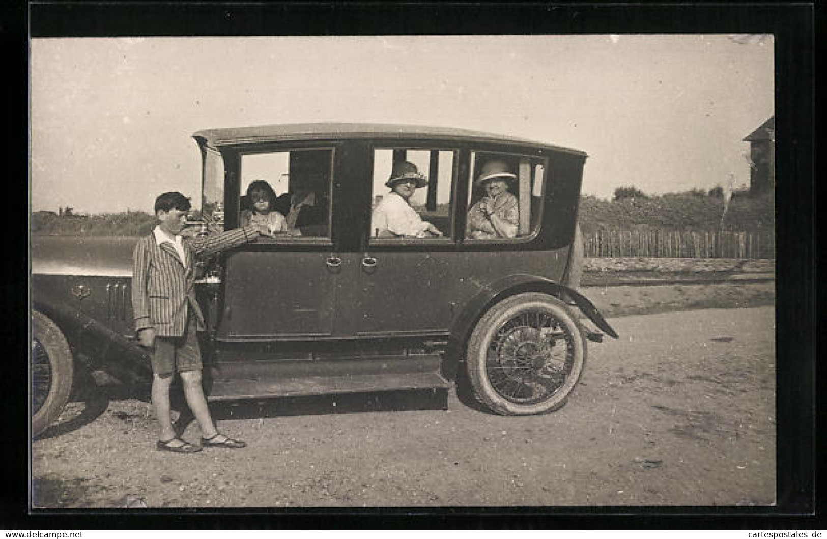 Foto-AK Auto, Familie Beim Ausflug  - Voitures De Tourisme