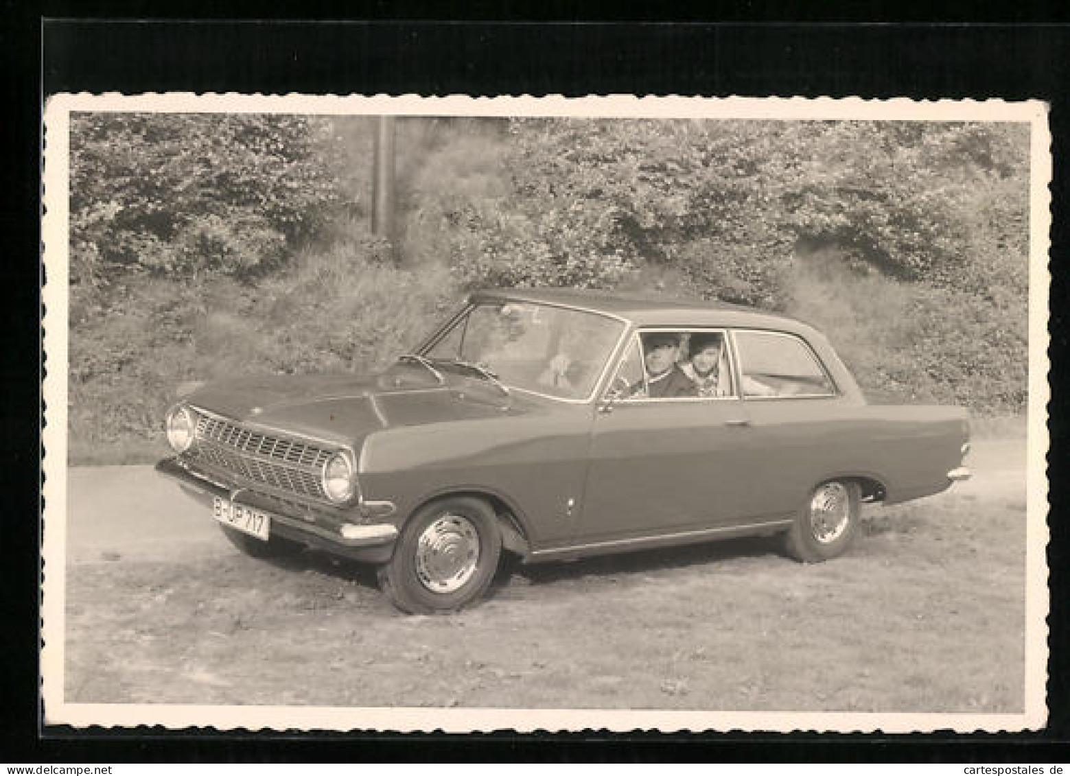 Foto-AK Opel Auto, Vater Und Sohn Im Grünen  - PKW