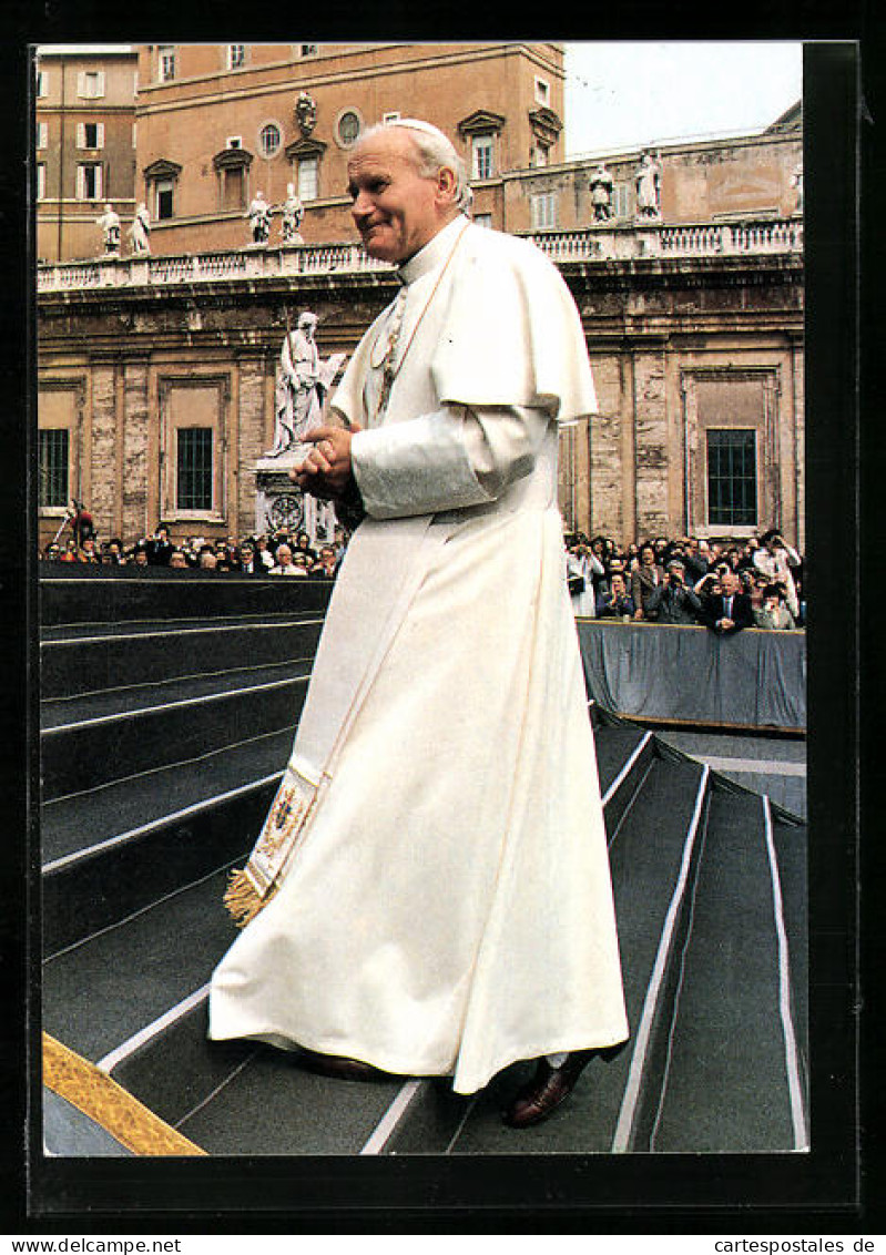 AK Papst Johannes Paul II. Auf Einer Treppe  - Papes