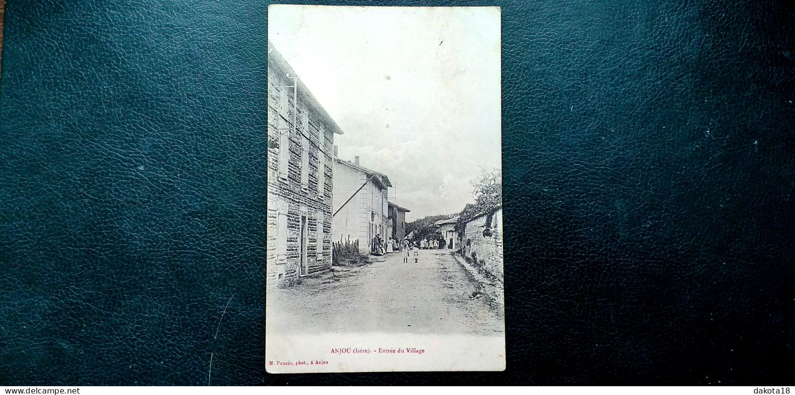 38 , Anjou , L'entrée Du Village En 1906...........vue Peu Courante - Other & Unclassified