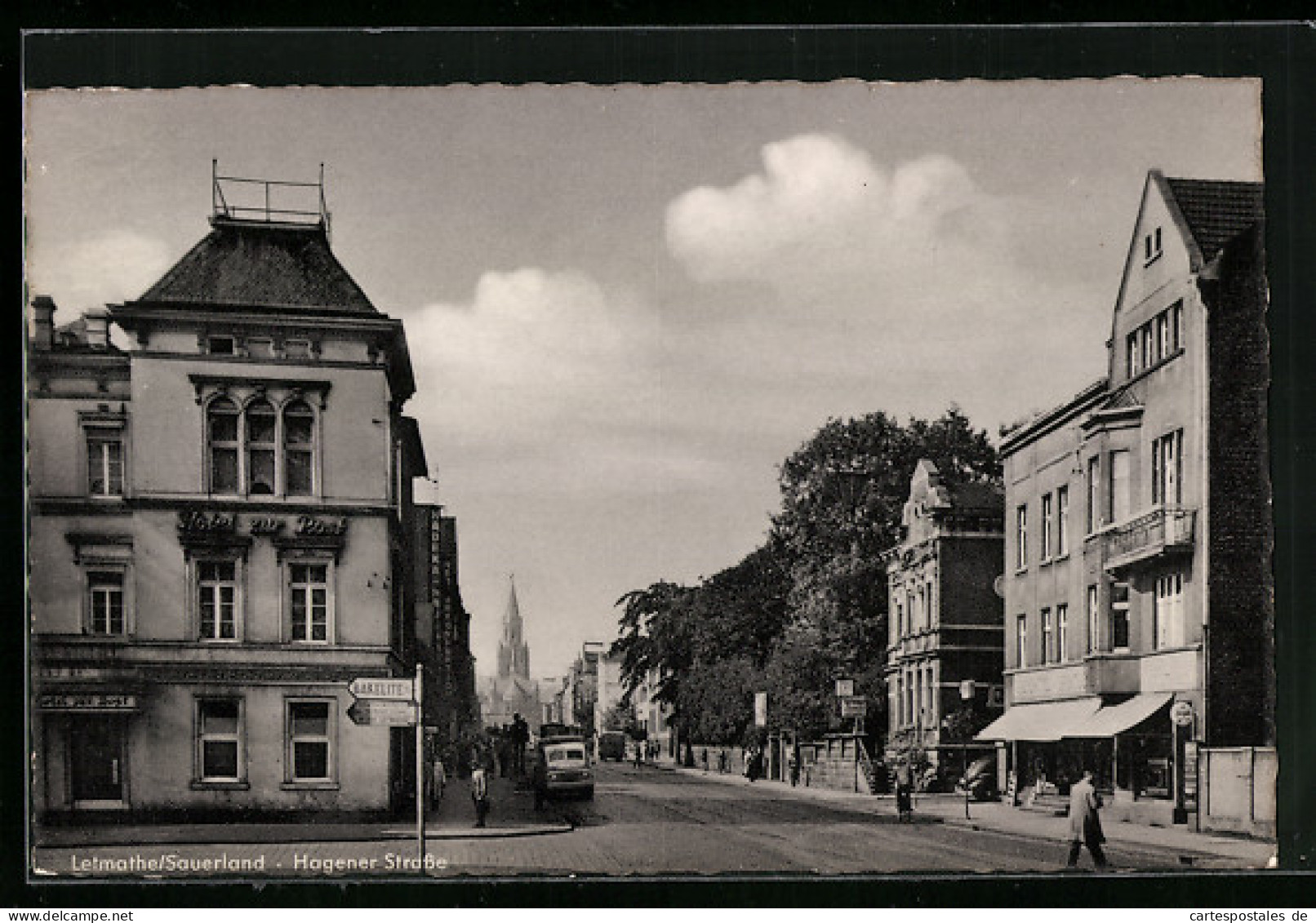 AK Letmathe I. Sauerland, Passanten In Der Hagener Strasse Mit Blick Zur Kirche  - Letmathe