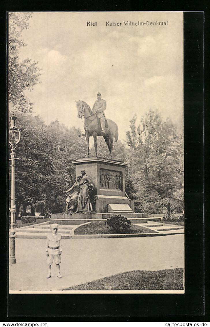 AK Kiel, Junge Vor Dem Kaiser Wilhelm Denkmal  - Kiel