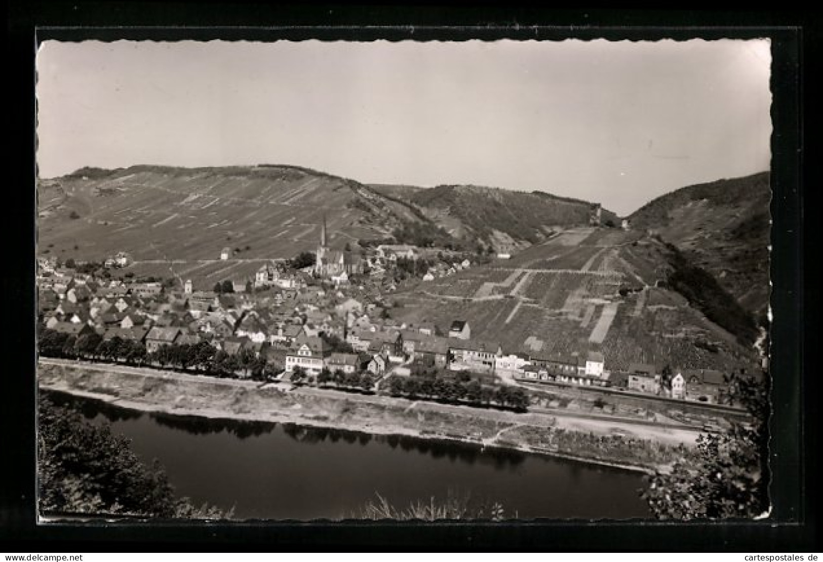 AK Klotten An Der Mosel, Blick Auf Die Ortschaft Am Ufer  - Sonstige & Ohne Zuordnung