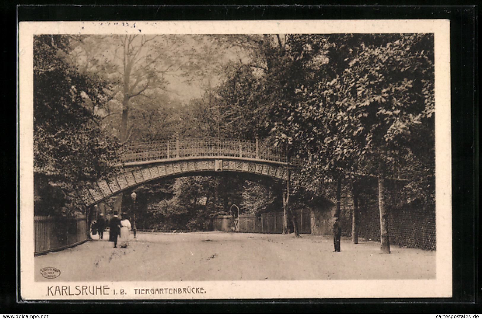 AK Karlsruhe I. B., Passanten An Der Tiergartenbrücke  - Karlsruhe