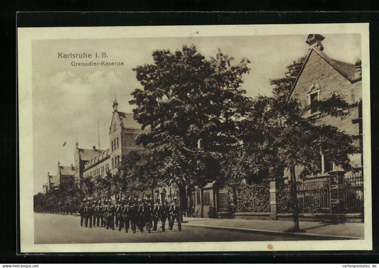 AK Karlsruhe I. B., Soldaten In Uniform Vor Der Grenadier-Kaserne  - Karlsruhe