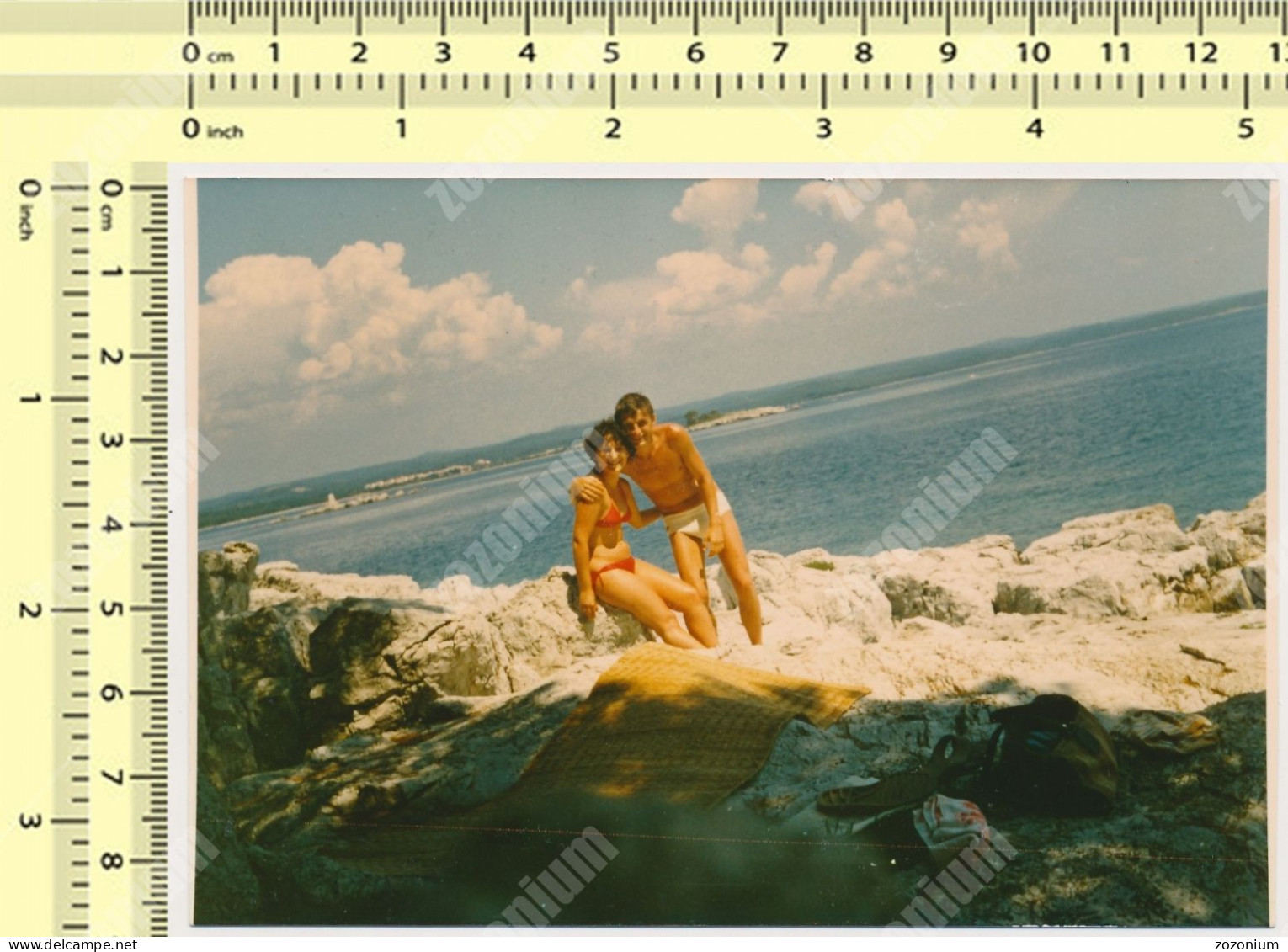 REAL PHOTO Couple On Beach Bikini Woman Shirtless Man Maillot De Bain Femme Et Homme Sur Plage SNAPSHOT - Personnes Anonymes