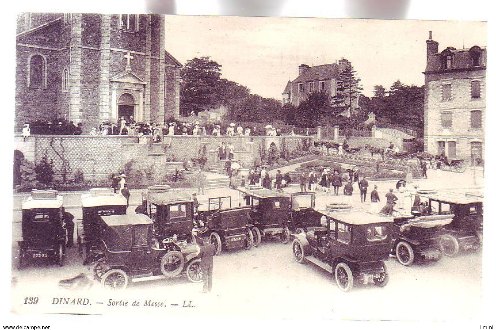 35 - DINARD - SORTIE De MESSE - ANIMÉE - AUTOMOBILE - - Dinard