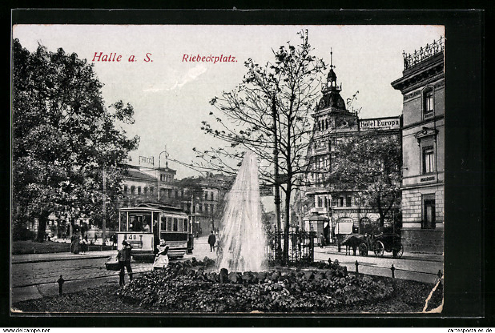 AK Halle A. S., Brunnen Am Riebeckplatz Mit Passanten Und Strassenbahn  - Strassenbahnen