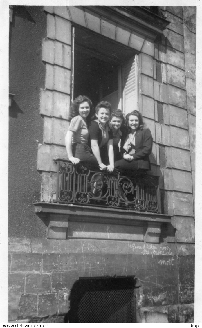 Photo Vintage Paris Snap Shop - Femme Women Levallois Fen&ecirc;tre Window Balcon - Anonymous Persons