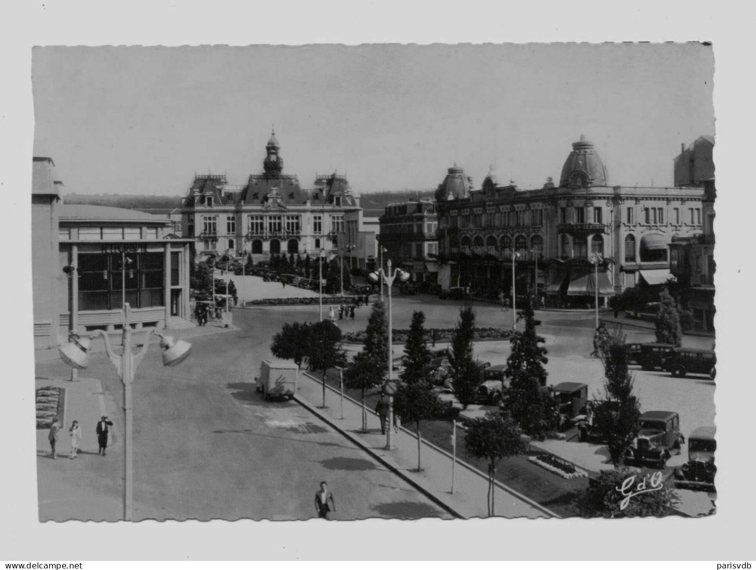 VICHY - Place De L'Hôtel De Ville (FR 20.004) - Vichy