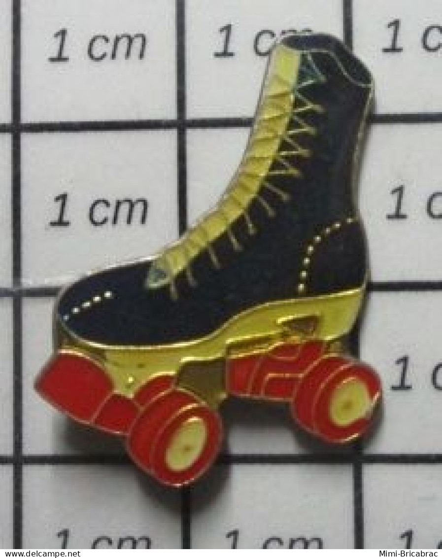 1818B Pin's Pins / Beau Et Rare /  SPORTS / PATIN A ROULETTES ROLLERS TRICOLORES - Autres & Non Classés