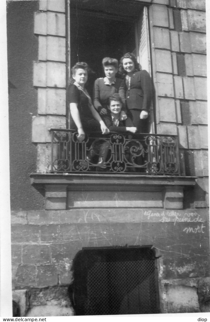 Photo Vintage Paris Snap Shop - Femme Women Levallois Fen&ecirc;tre Window Balcon - Anonieme Personen